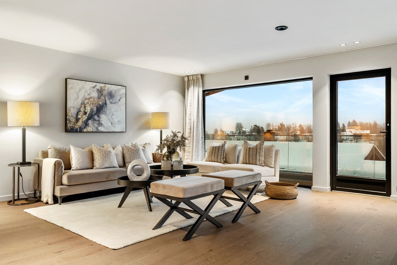 De store vindusflatene slipper inn rikelig med naturlig lys og bidrar til en luftig og åpen atmosfære. Galleribilde