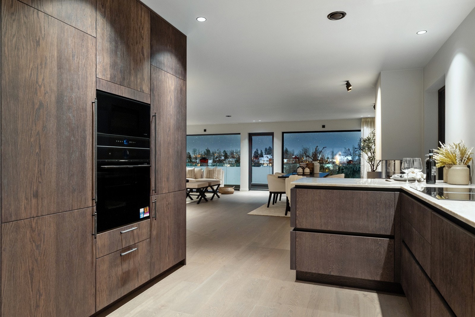 De store arbeidsflatene gir rikelig med plass til matlaging. Galleribilde