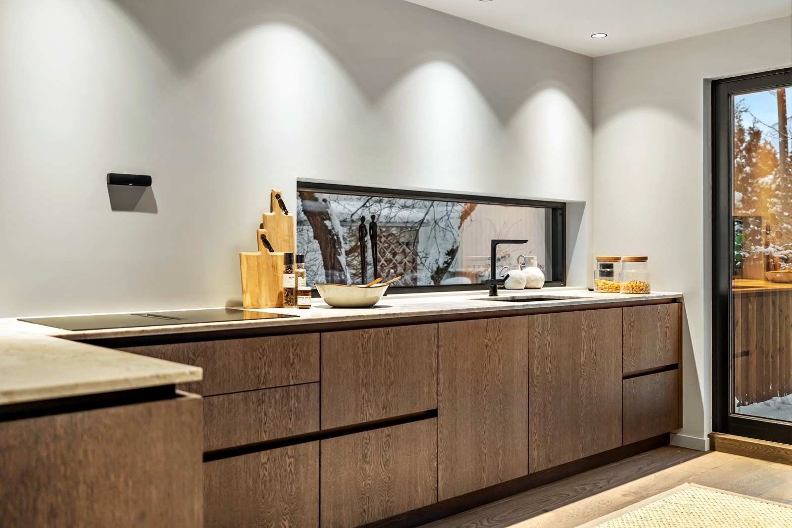 Den langstrakte vindusflaten over benken slipper inn godt med lys og gir en hyggelig utsikt. Galleribilde