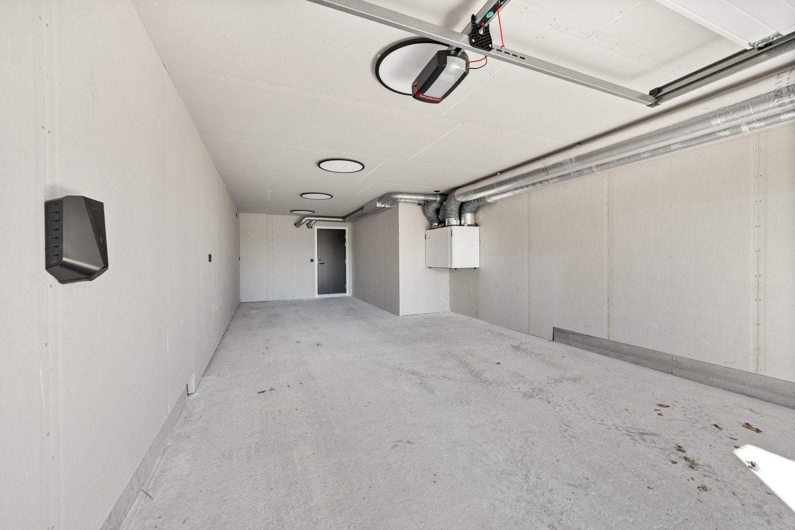 Garasje med plasss til to biler samt rikelig med oppbevaringsplass. Galleribilde