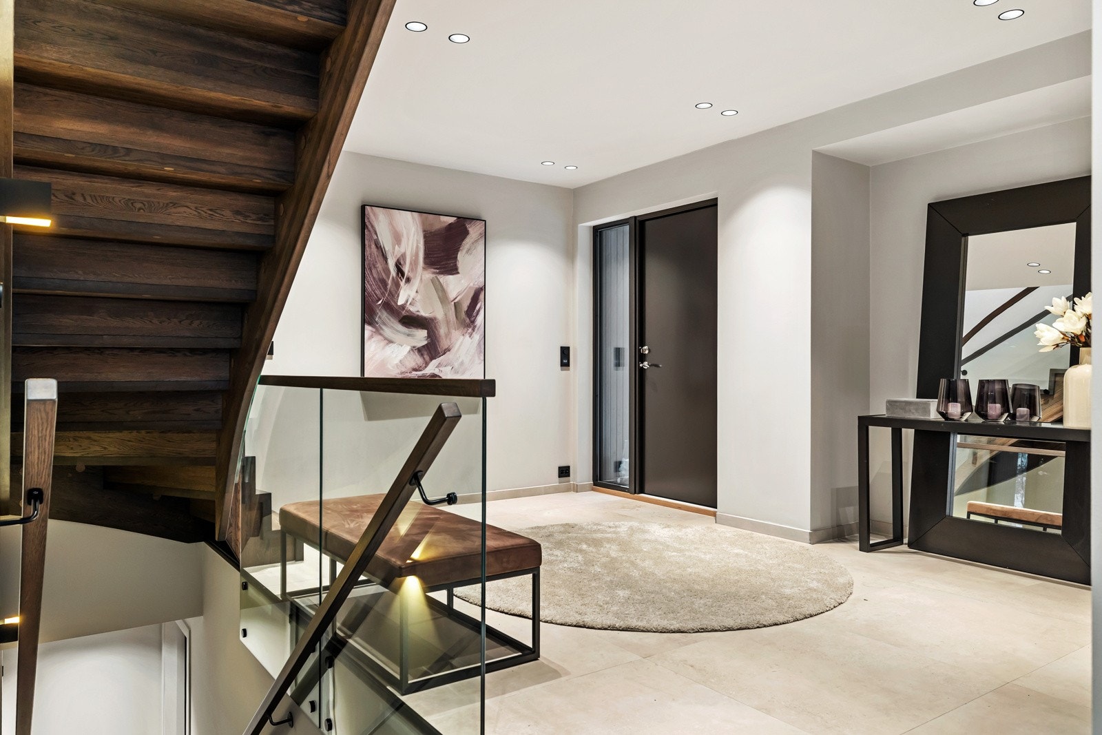 Romslig entré med varmekabler og avsatt plass til oppbevaring. Fra entreen er det adkomst til et vaskerom med wc. Galleribilde