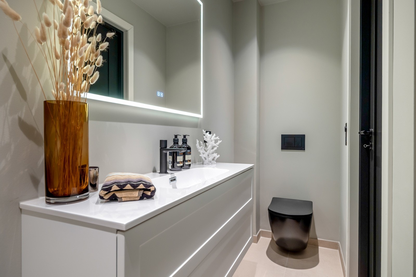 Fra entreen er det adkomst til et vaskerom med wc og plass til vask og tørk med benk over. Galleribilde