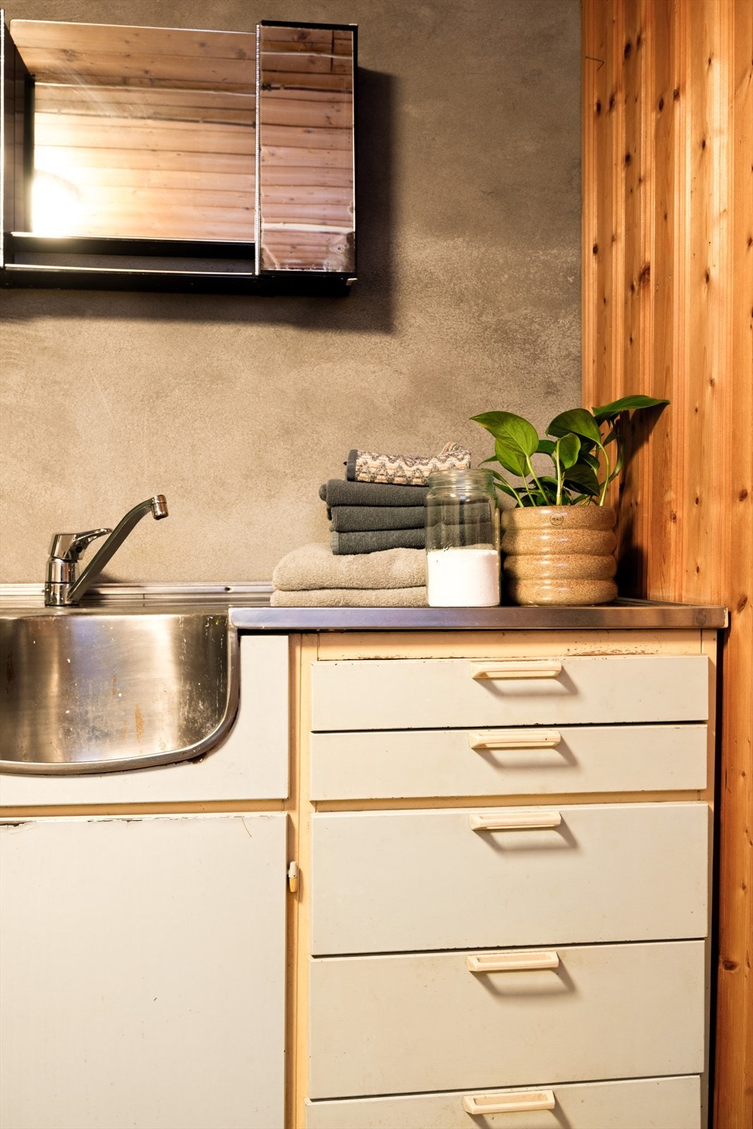 Benkeplaten i stål med solid utslagsvask understreker det praktiske - her er det rom for grovvask, blomsterpotter, maling eller store klesvasker. Den robuste overflaten tåler bruk, og gir et ærlig og funksjonelt preg. Galleribilde