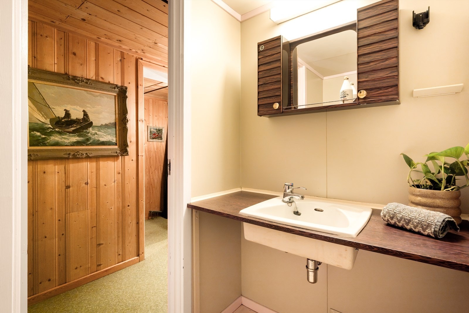 I kjelleretasjen finner du et praktisk og tidstypisk wc-rom. Det er videre garderoberom, matbod, verksted/hobbyrom og flere boder. Galleribilde