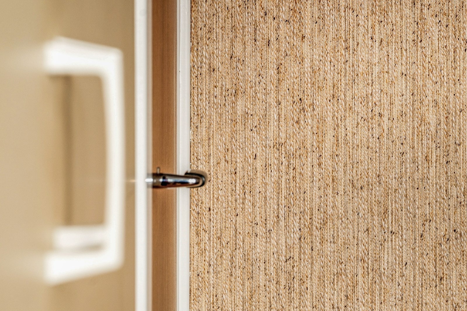 Boligen byr på tre romslige soverom - alle med en atmosfære som bærer preg av tidens særpreg og solide håndverk. Galleribilde