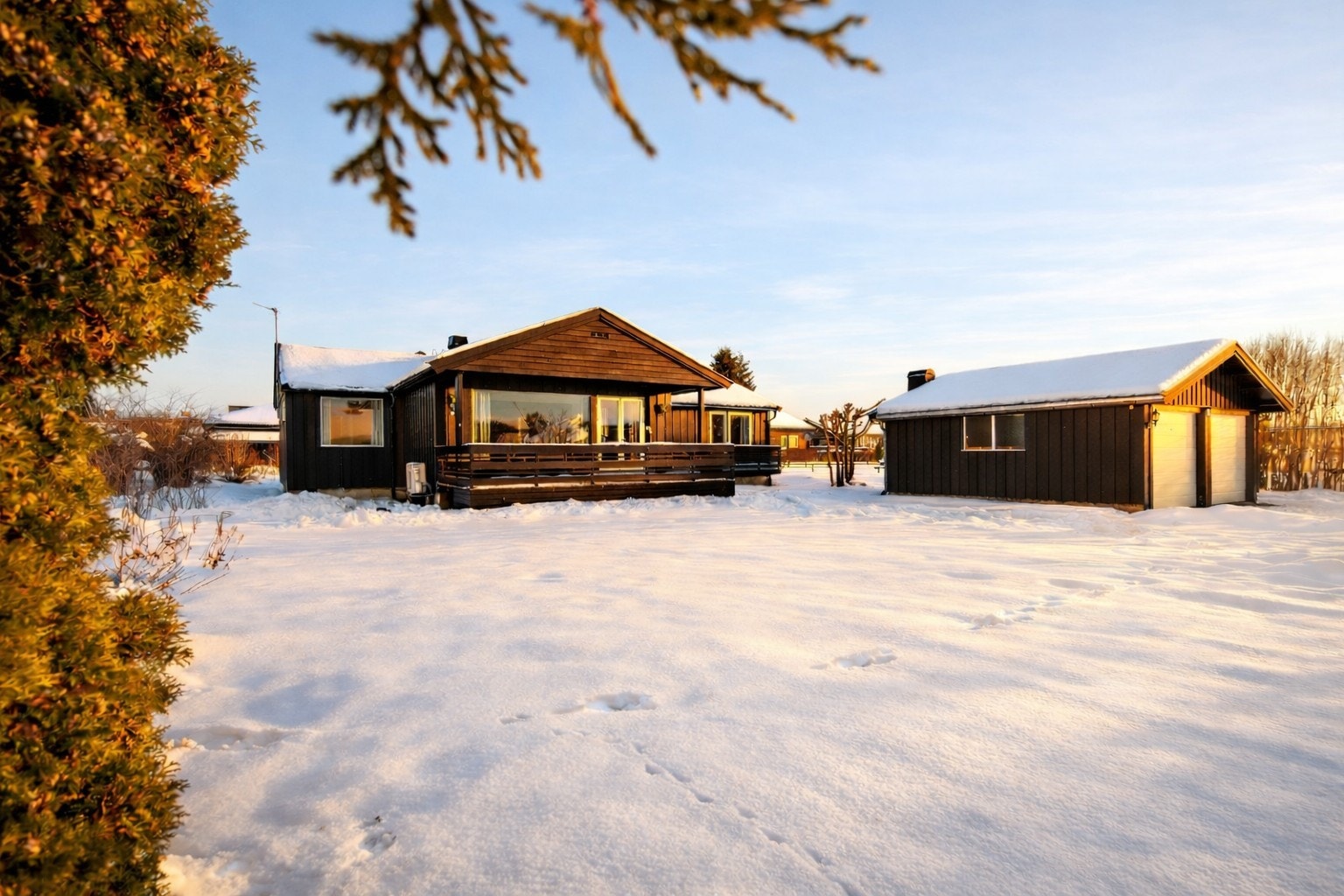 Tomten er generøs, på over 1 mål, og gir en sjelden romfølelse rundt boligen. Den åpne plassen gir muligheter - enten du drømmer om kjøkkenhage, drivhus, flere soner for uteplass eller bare ønsker god avstand og luft rundt deg. Galleribilde