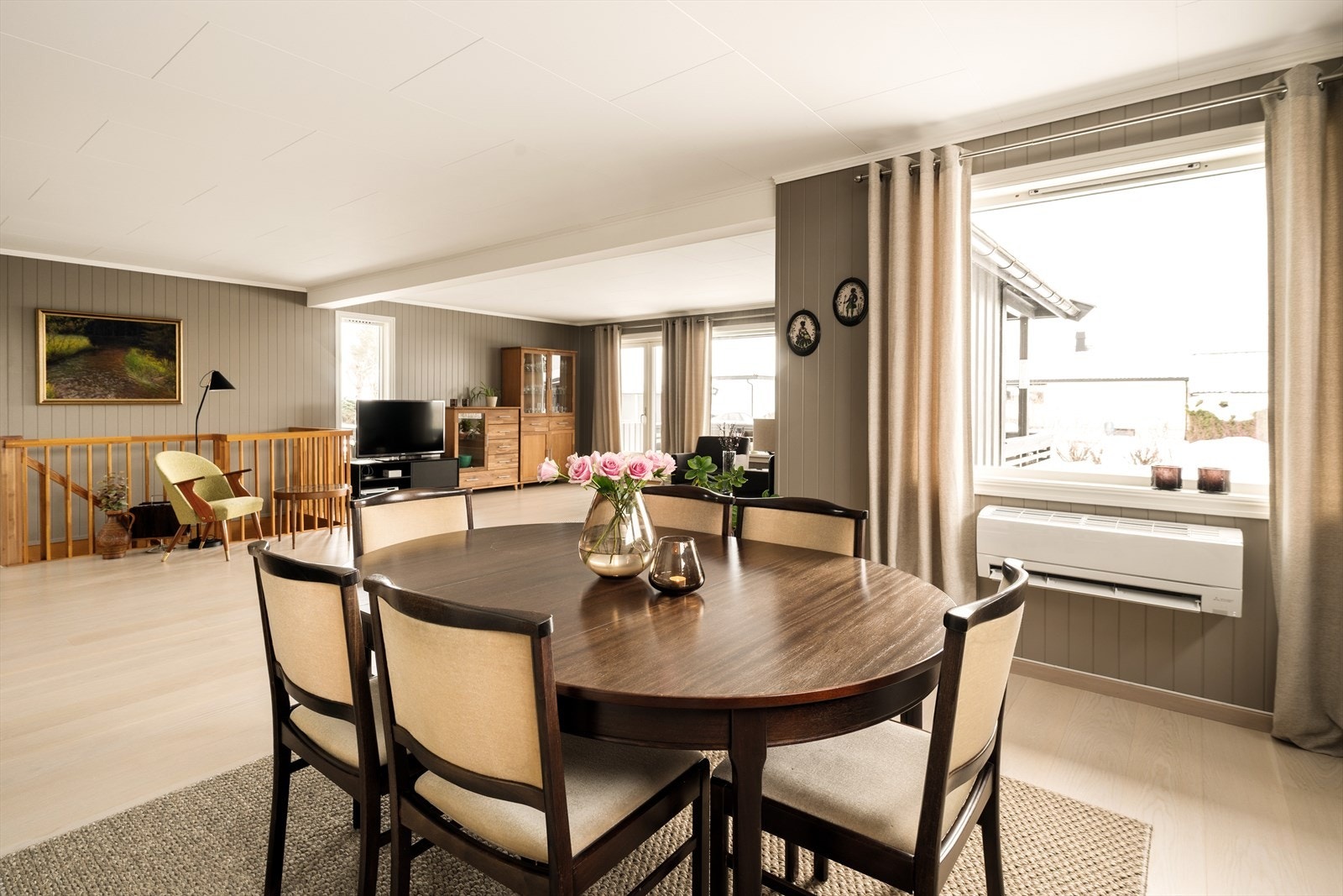 På veggen er det montert varmepumpe i praktisk knehøyde, diskret integrert i rommet. Den sørger for et behagelig inneklima året rundt - kjølende på varme sommerdager og lunende når vinteren melder sin ankomst. Galleribilde