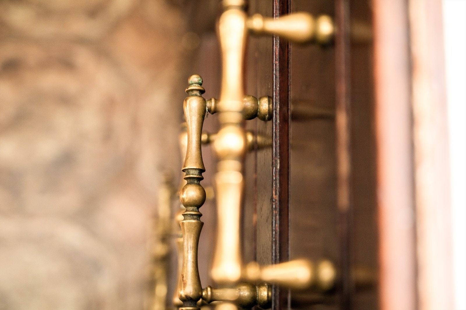 Kontrasten mellom mørkt tre og varm metallglans gir kjøkkenet karakter og identitet. Det er nostalgisk, ja - men også tidløst. En påminnelse om en tid hvor kjøkkenet var hjemmets stolthet, og hvor hver detalj ble valgt med omtanke. Galleribilde