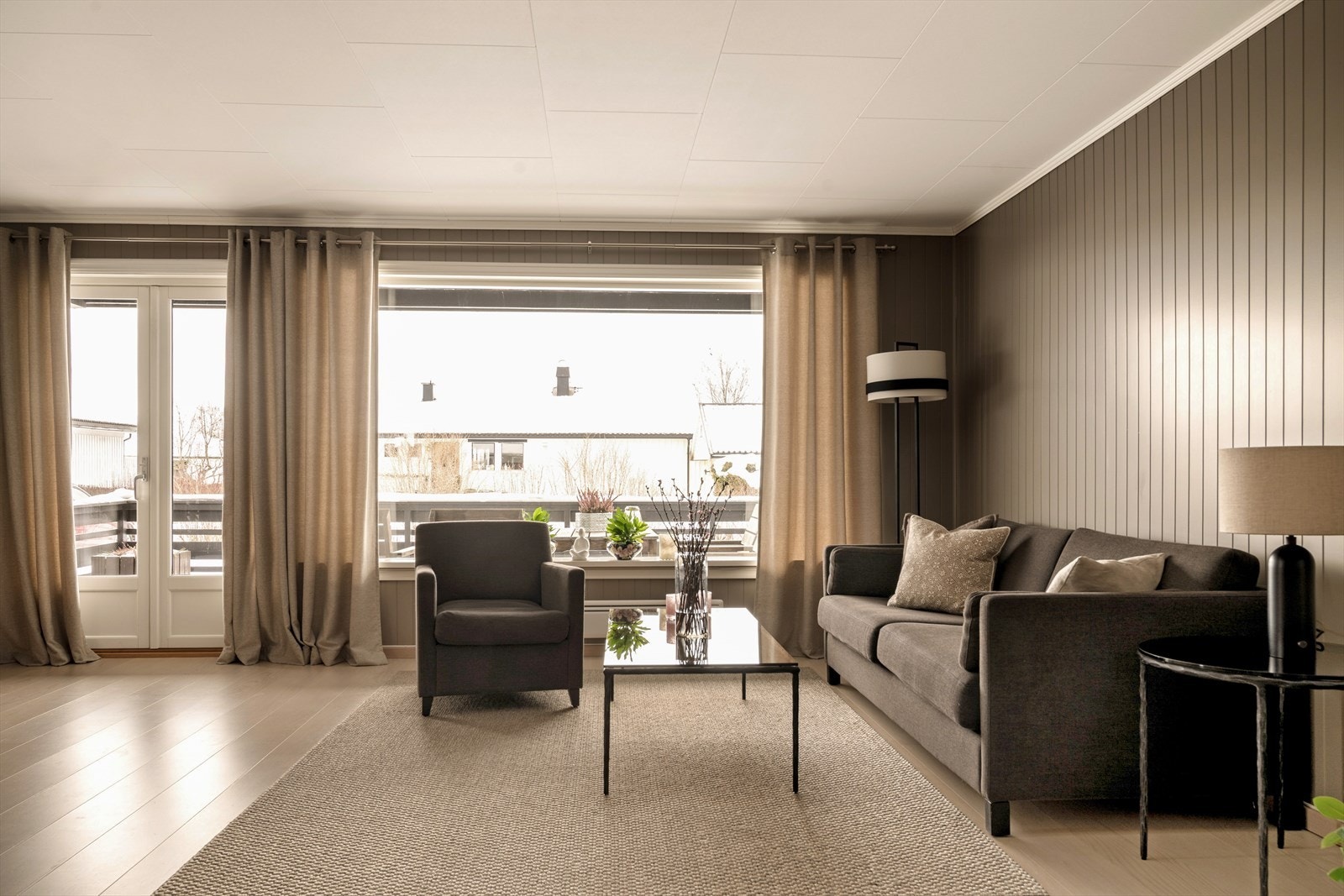 Stuen er stedet hvor retrofølelsen møter nåtiden. I 2022 ble rommet modernisert med nytt, lyst parkettgulv som løfter helhetsinntrykket og gir en lett og luftig atmosfære. Galleribilde