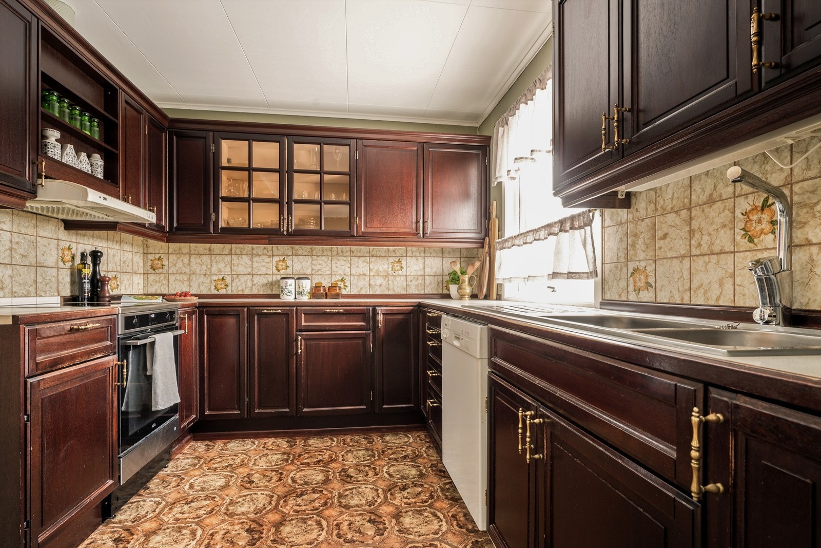 Kjøkkenet kombinerer sjarm med funksjonalitet - her er det rikelig med både arbeidsflater og oppbevaringsmuligheter, pakket inn i et uttrykk som oser av karakter. Galleribilde