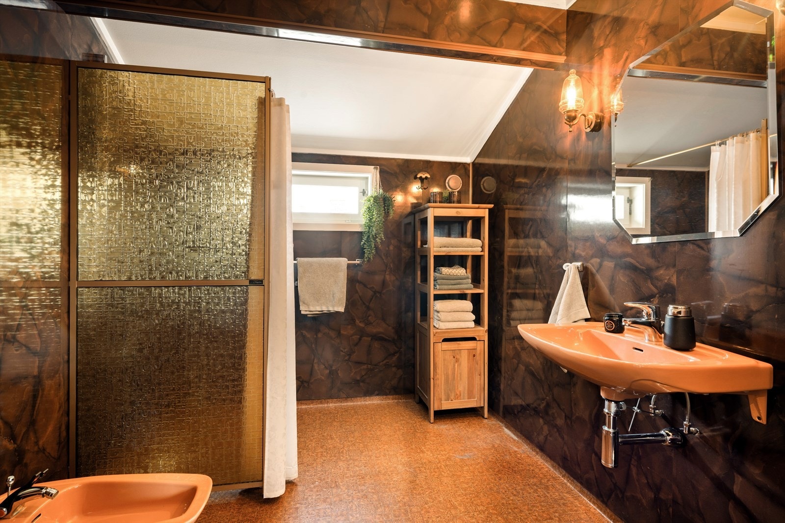 Dusjsonen fullfører den autentiske tidsreisen - med en dusjvegg i ruglet plastikk "glass" i delikat grønntone. Galleribilde