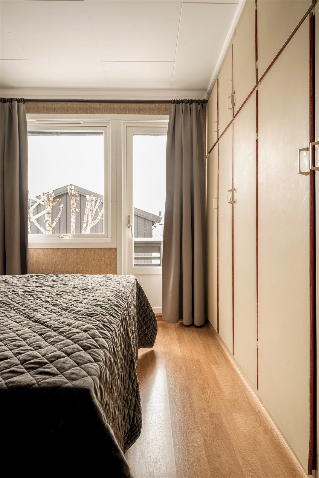 De plassbygde og innbygde skapene er både praktiske og tidstypiske. Her er oppbevaringen integrert som en naturlig del av rommets arkitektur, med solide fronter og god kapasitet. Galleribilde