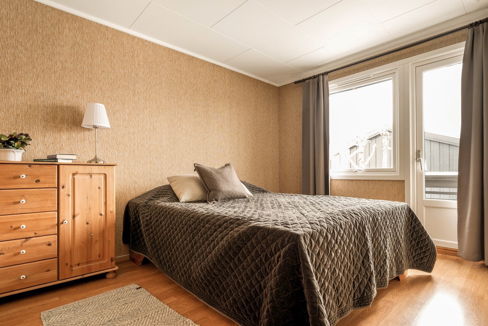 Veggene er kledd med klassisk strietapet, et kjennetegn fra slutten av 1960-tallet, som gir rommene en lun tekstur. Hovedsoverommet har i tillegg utgang til egen luftebalkong/veranda. Galleribilde