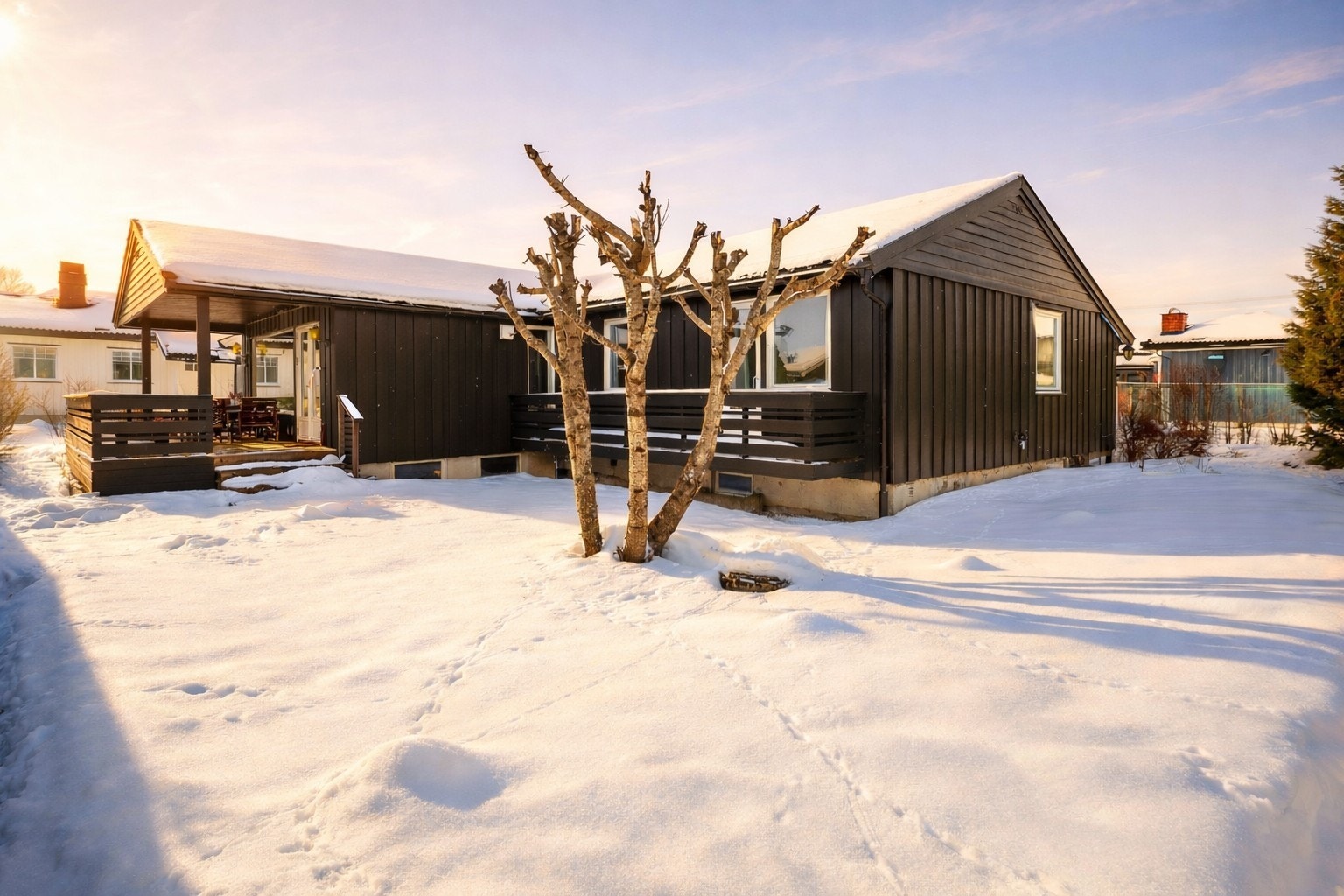 Fra verandaen har du et fint utsyn over hagen - enkelt og sjarmerende beplantet med bærbusker og spredte prydbusker som gir grønt liv gjennom sesongene. Her kan barna løpe fritt, og det er god plass til både trampoline, lek og hageprosjekter. Galleribilde