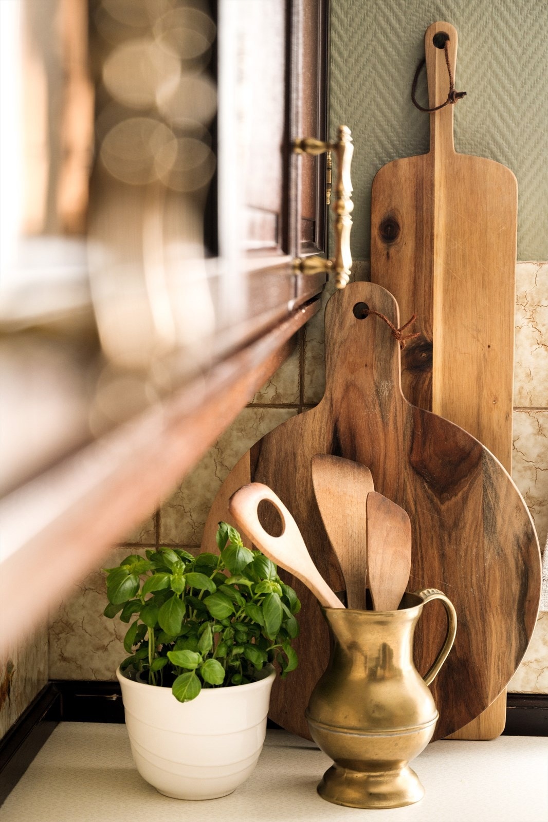 Oppbevaringen er gjennomtenkt og sjenerøs. Skuffer gir enkel tilgang til alt fra bestikk til kjøkkenredskaper, mens skapene med profilerte fronter rommer det du ønsker å holde ryddig og skjult bak mørkt, lunt treverk. Galleribilde