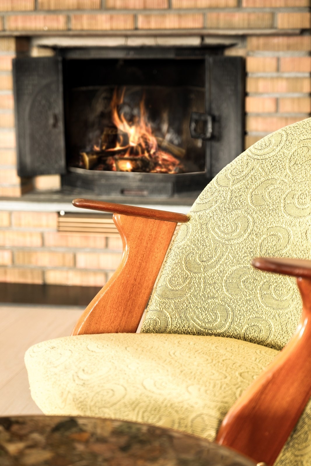 Dette er stedet for ullpledd, dempet belysning og lange samtaler. For knitringen av ved på kalde vinterkvelder. For kakao i store kopper og brettspill på stuebordet. Galleribilde