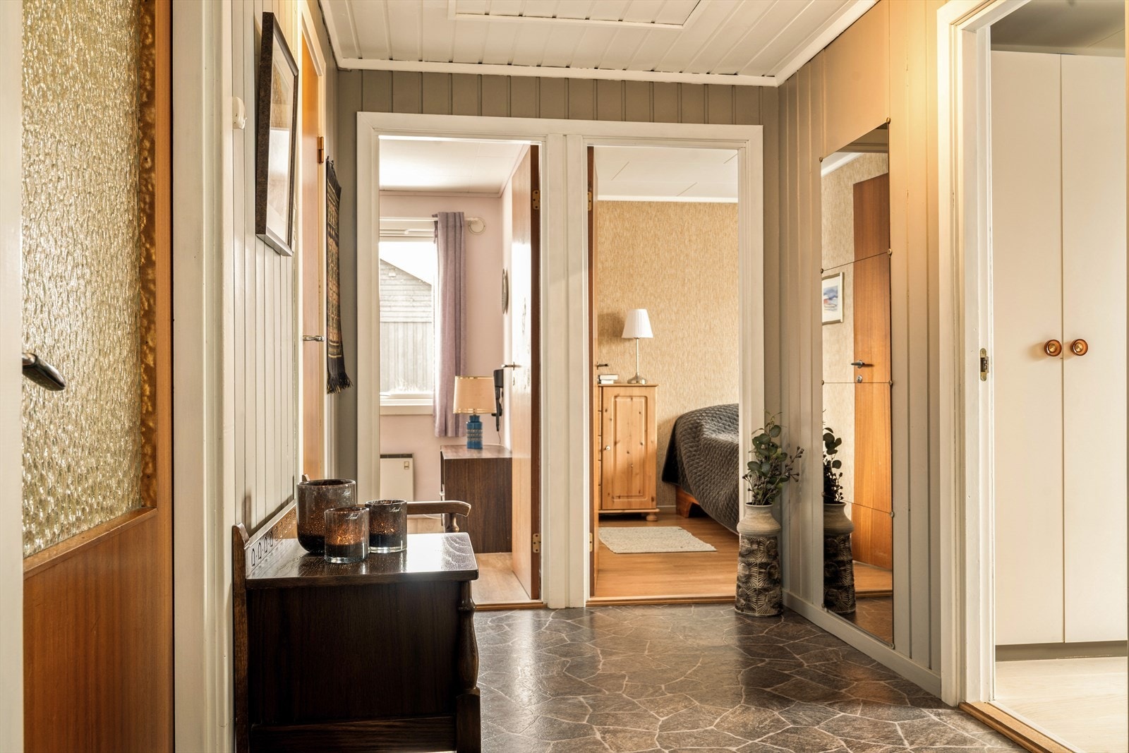 Fra vindfanget kommer man inn i en romslig gang med plass til oppbevaringsmøblement. Galleribilde