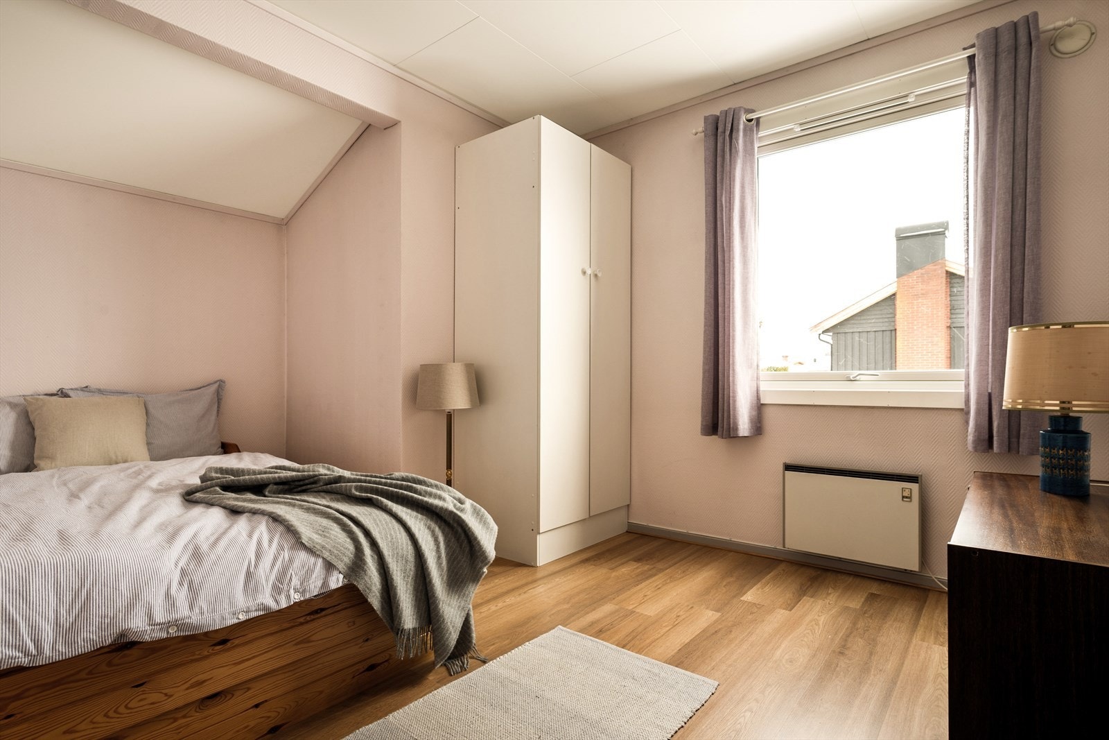 Soverom 2 fremstår lyst og romslig - et allsidig rom som enkelt kan tilpasses både barnerom eller gjesteværelse. Galleribilde