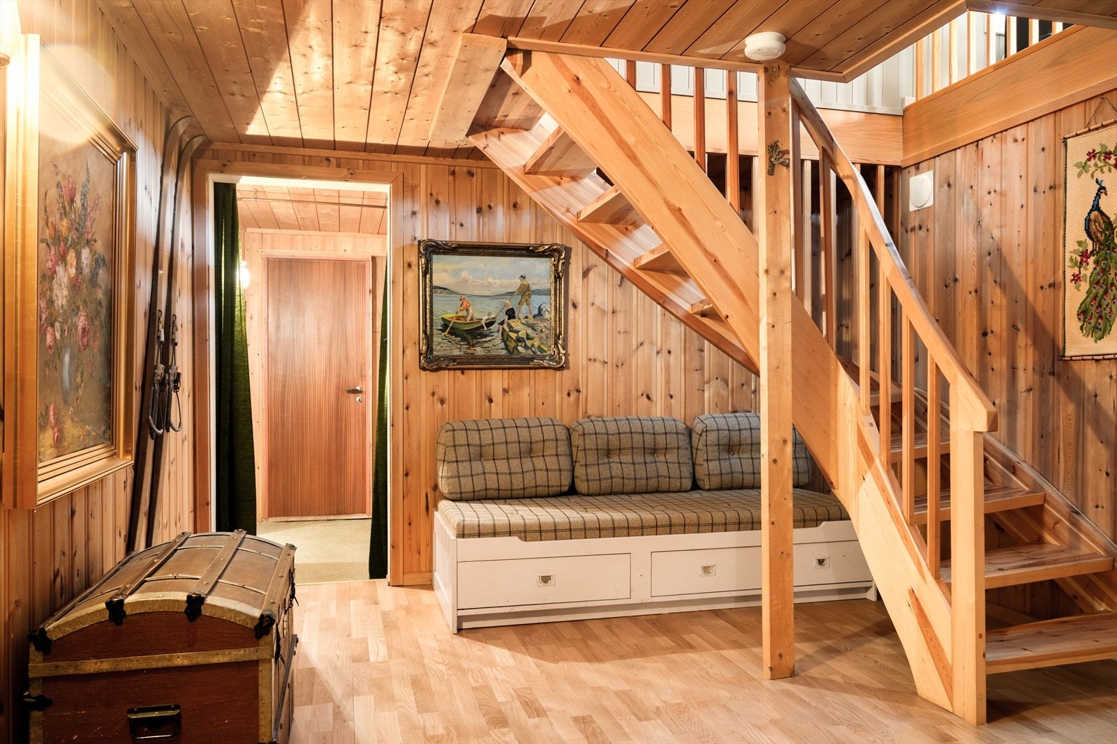 Fra stuen leder trappen deg ned til kjelleretasjen. En hel egen avdeling med rikelig plass og mange muligheter. Her finner du kjellerstue, mellomstue i trappegangen, vaskerom, garderoberom, wc-rom, flere boder og eget hobbyrom. Galleribilde