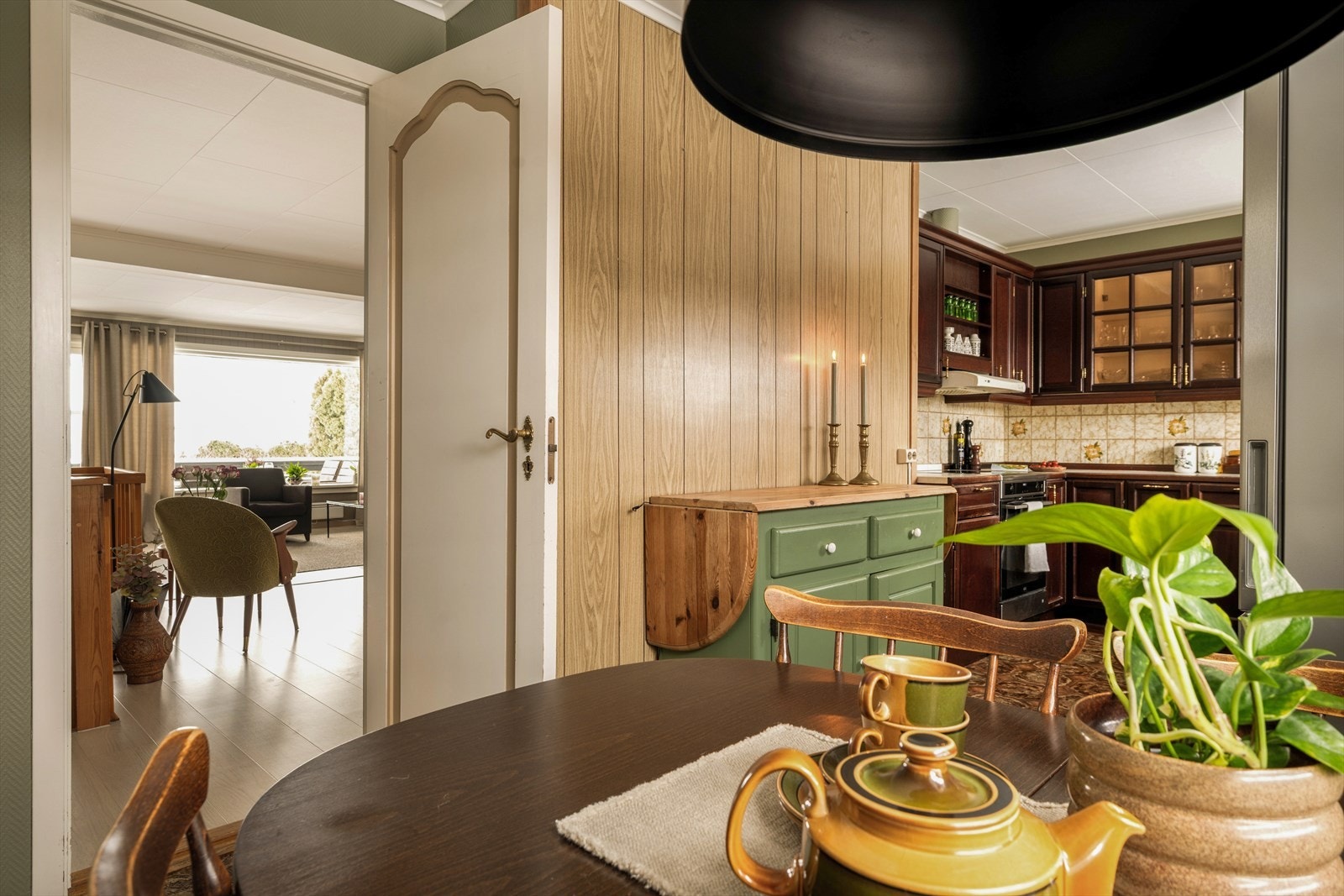 Her er det god plass til fem rundt bordet, enten det er hverdagsfrokoster med matpakker og morgenkaffe, eller lange helgefrokoster hvor tiden får gå litt saktere. Galleribilde