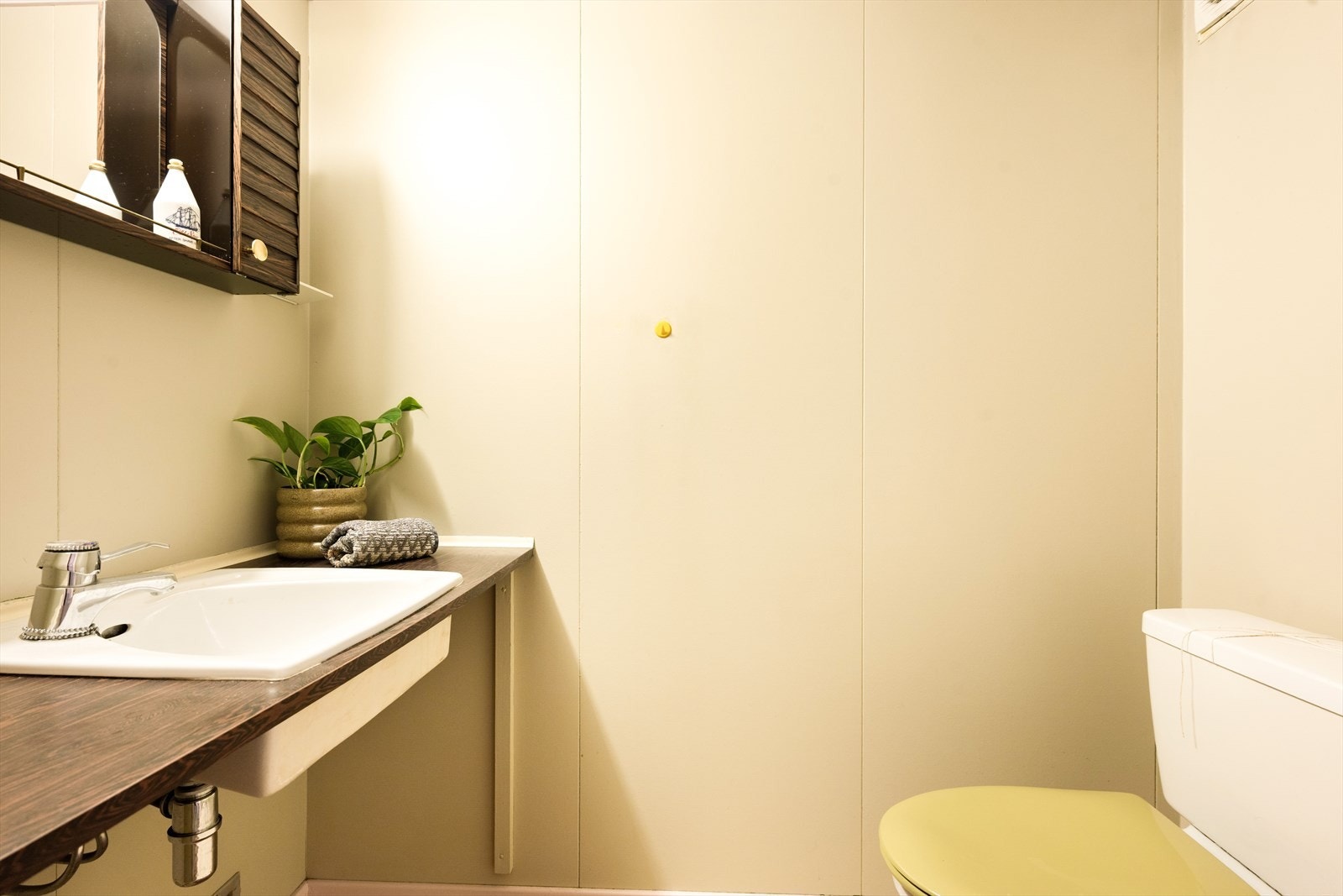 I kjelleretasjen finner du et praktisk og tidstypisk wc-rom. Galleribilde