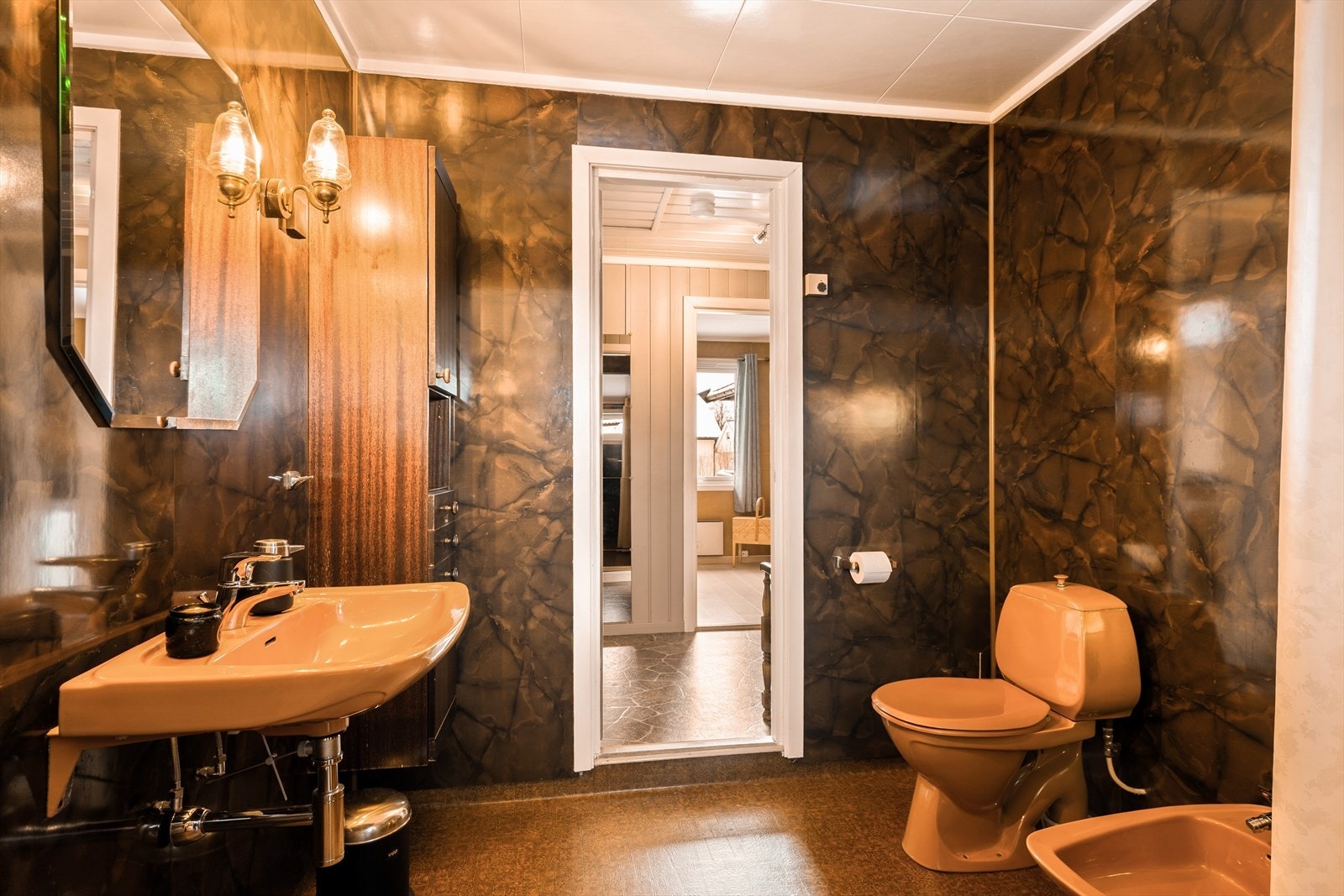 Baderommet er som å åpne døren til et ekte 70-talls spa og er gjennomført, varmt og fullt av karakter. De varme jordtonene gir badet en særegen identitet og et uttrykk som virkelig skiller seg ut. Galleribilde