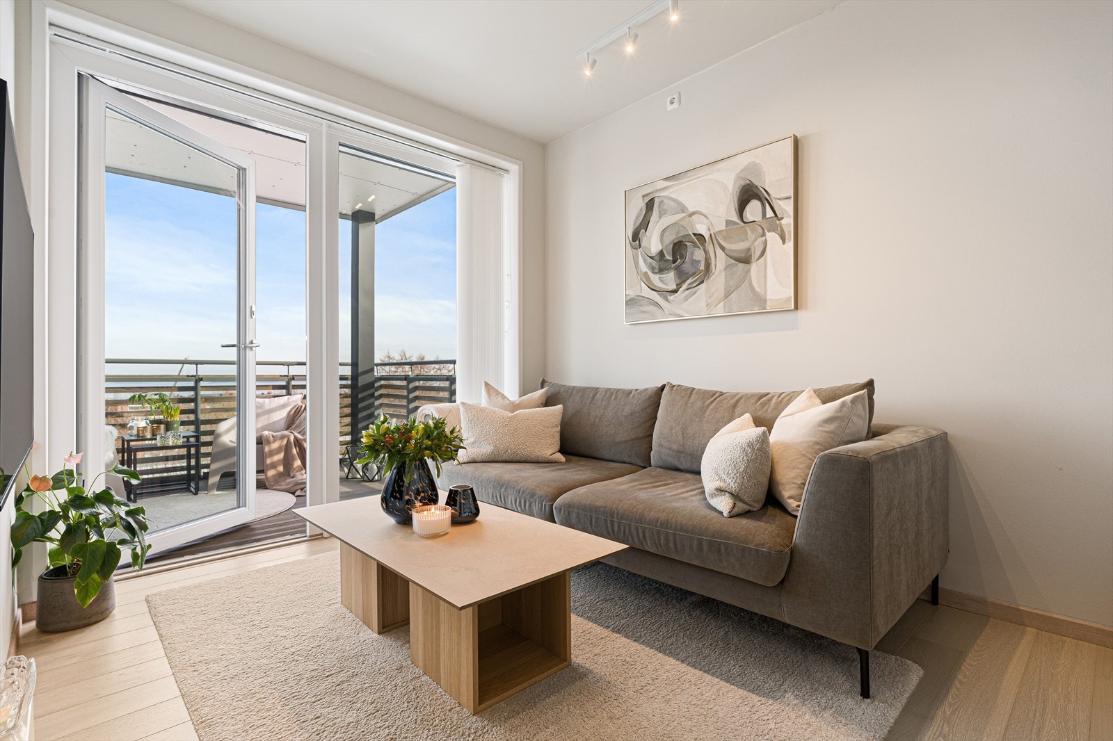 Leiligheten som ble ferdigstilt i 2016 er en del av et høysatsningsprosjekt som er bygget etter passivhusstandard. Dette sørger for lavt energiforbruk og rimelige bokostnader gjennom blant annet fjernvarme, og god isolering. Galleribilde