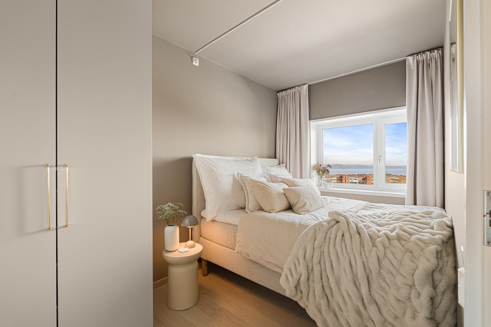 Rommet har god plass til dobbeltseng, nattbord og garderobeløsninger, samt store vindusflater som slipper inn rikelig med naturlig dagslys. I dag er rommet innredet med bland annet garderobeskap som medfølger handelen til neste eier. Galleribilde