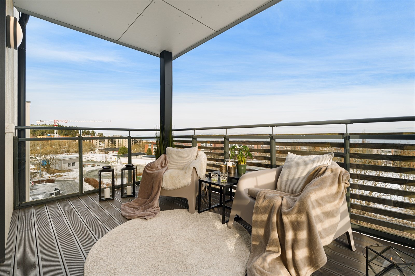 Det er uttak for strøm på balkongen, som gjør det mulig å sette inn en varmelampe eller ekstra belysning. Galleribilde