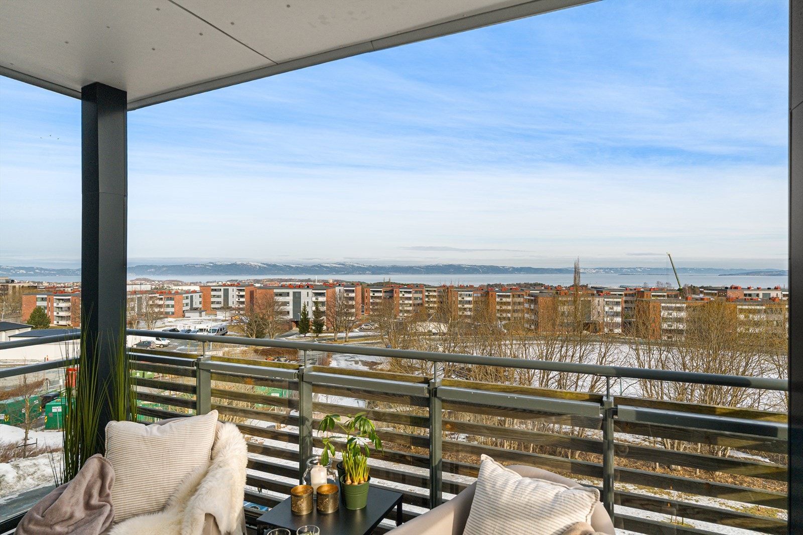 Den flotte og vidstrakte utsikten fra balkongen er noe av det selger har satt mest pris på. Med gode møbleringsmuligheter kan man nyte lange sommerdager med venner og familie. Galleribilde