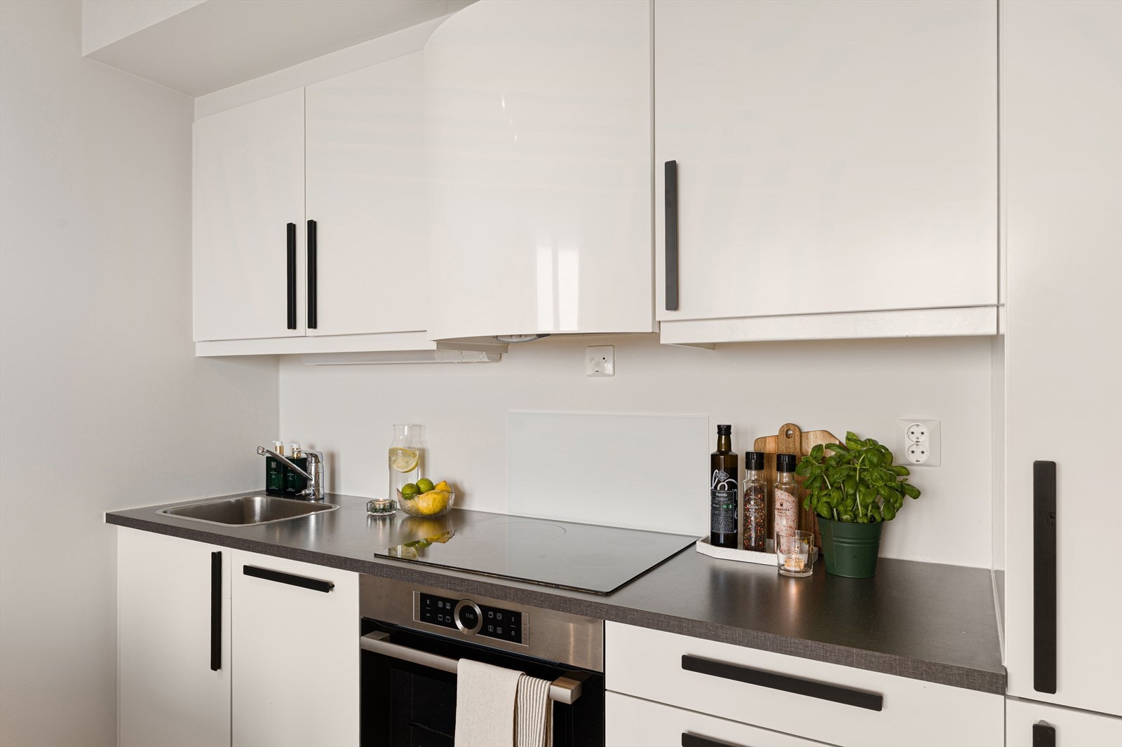 Kjøkkenet er innredet med mekanisk avtrekksvifte over stekesonen og opplegg for oppvaskmaskin. Det er integrert platetopp, stekeovn, kjøleskap, fryser og oppvaskmaskin, samt lekkasjedektektor med vannstoppventil og konfyrvakt over stekeovn. Galleribilde