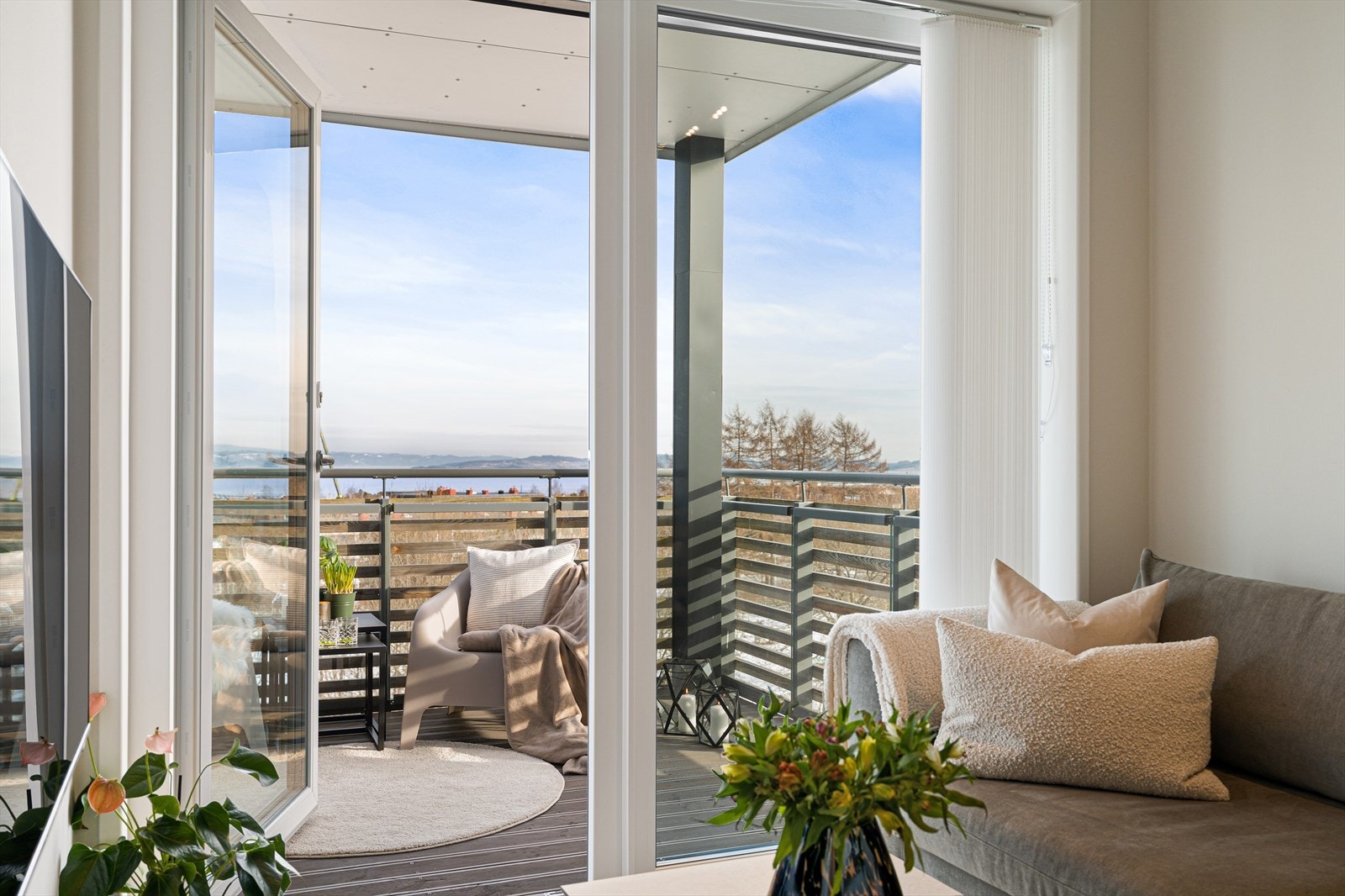 Velkommen til Stokkbekken 195! Heimdal Eiendomsmegling v/Alexandra Muravskaya har gleden av å presentere en moderne 2-roms hjørneleilighet i 4. etasje fra 2016, med fantastisk utsikt over Trondheimsfjorden fra egen balkong på 9 m². Galleribilde