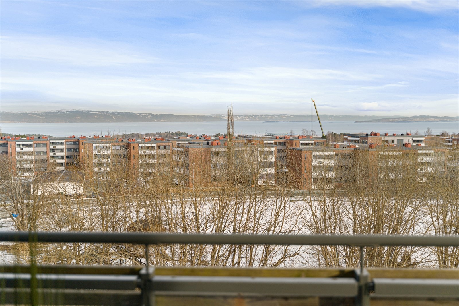 Fra balkongen kan man nyte fantastisk utsikt over Trondheimsfjorden og Fosenalpene. Galleribilde