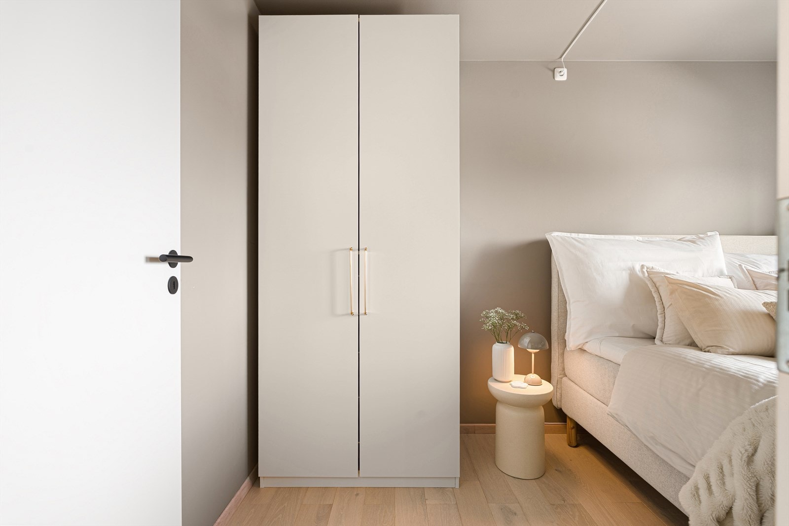 Soverommet er oppmålt til 8 m² og fremstår lyst og svalt. De nøytrale veggflatene gjør det enkelt for ny eier å sette sitte eget preg på interiøret. Soverommet er oppmalt i den lune fargen Mohair fra Jotun. Galleribilde