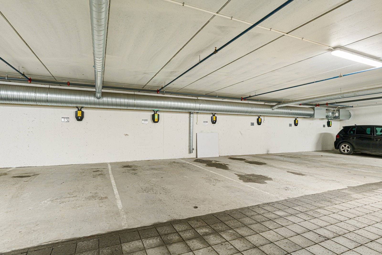 Leiligheten har egen parkeringsplass i parkeringskjeller, hvor det er etablert elbillader med mulighet for å tegne abonnement. Det er plass nummer 36 som tilhører leiligheten. Gjesteparkering skjer på felles oppstillingsplass på sameiets tomt. Galleribilde