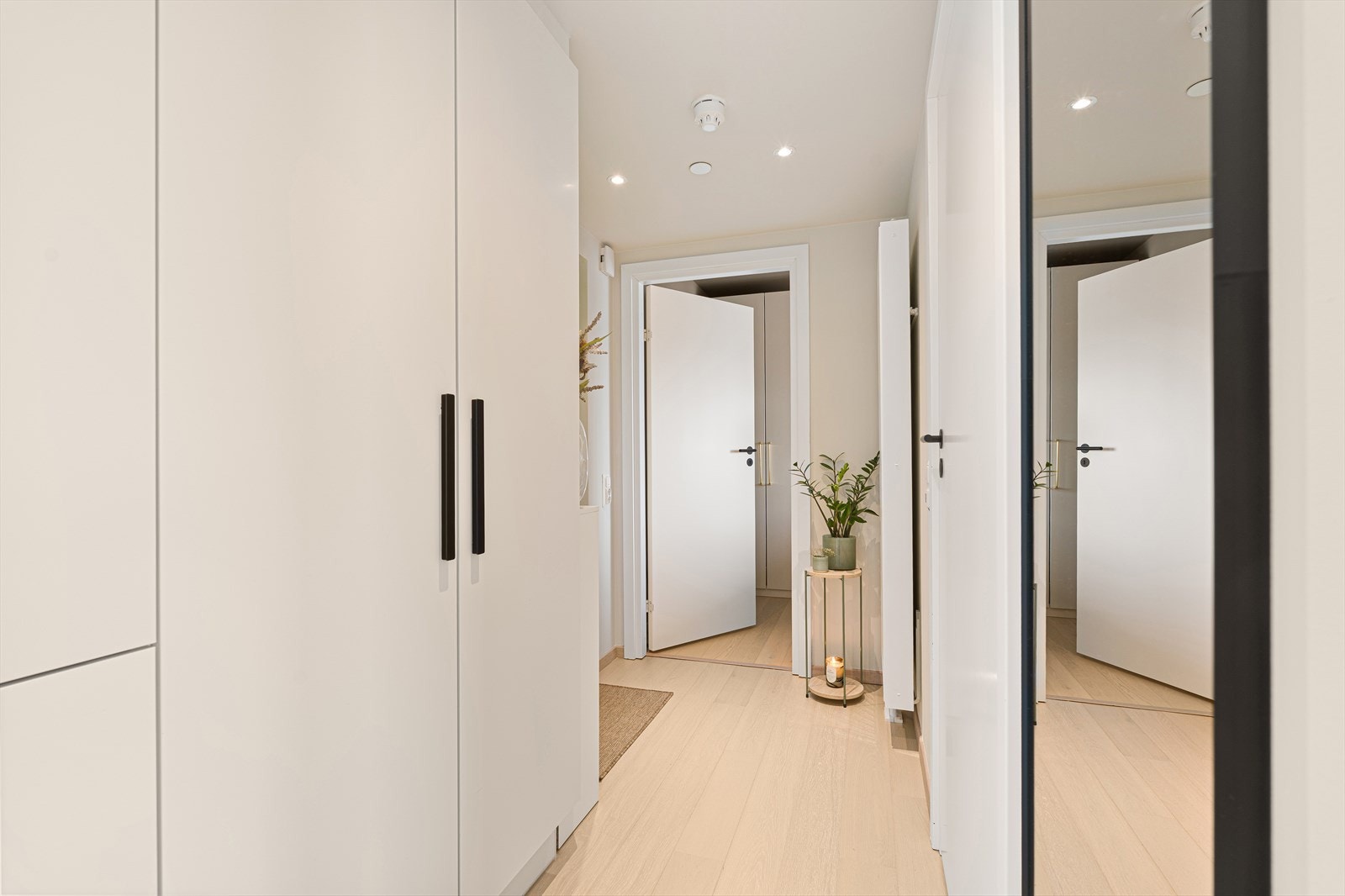 For ytterligere oppbevaring disponerer leiligheten en egen bod i kjeller på 8 m² hvor det kan lagres utemøbler og annet turutstyr. Selger opplyser om at det er stikkontakt i bod. Galleribilde