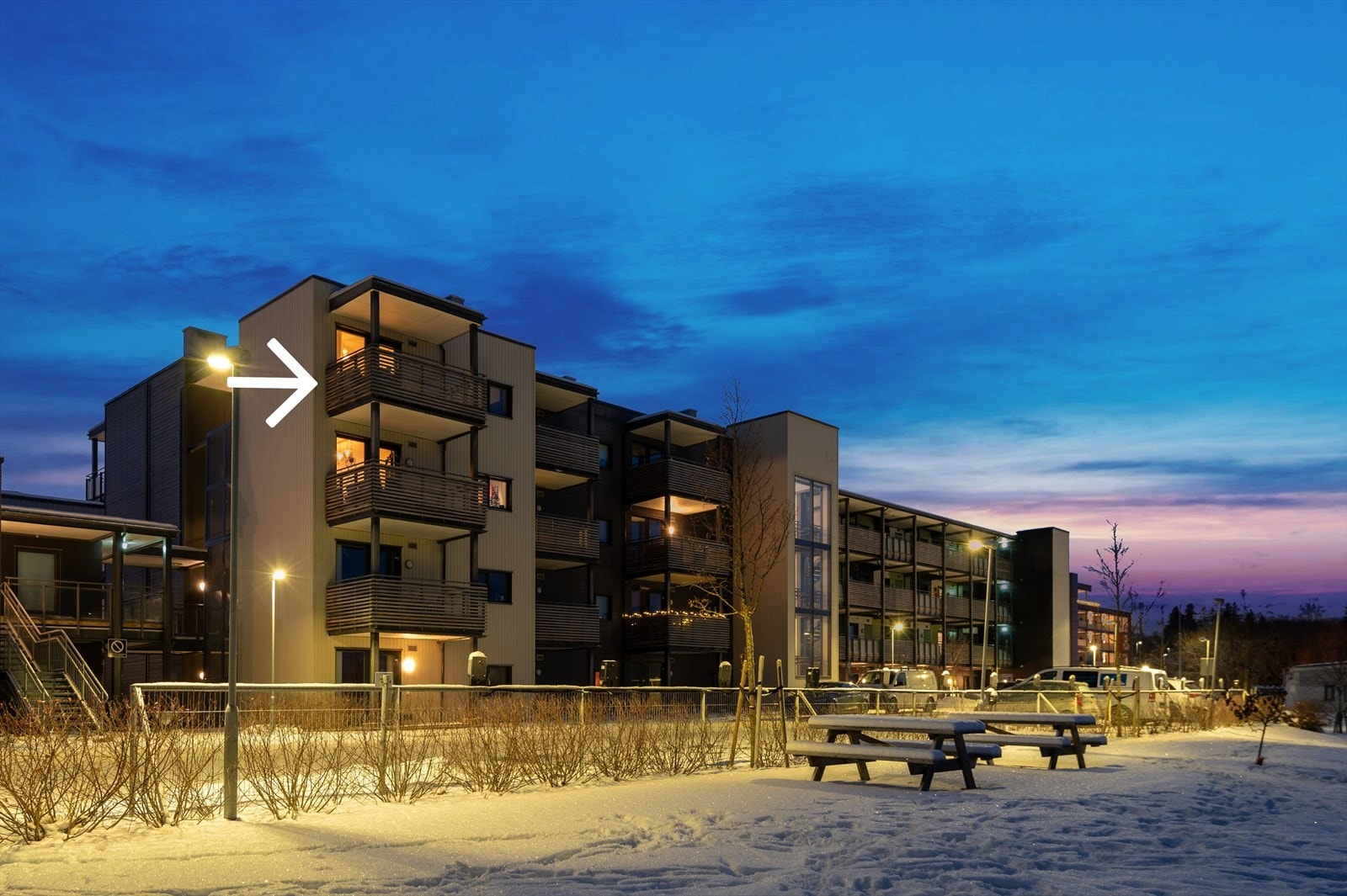 Det er gratis gjesteparkering utenfor blokken, og selger opplyser at det finnes omtrent 20 parkeringsplasser. Galleribilde