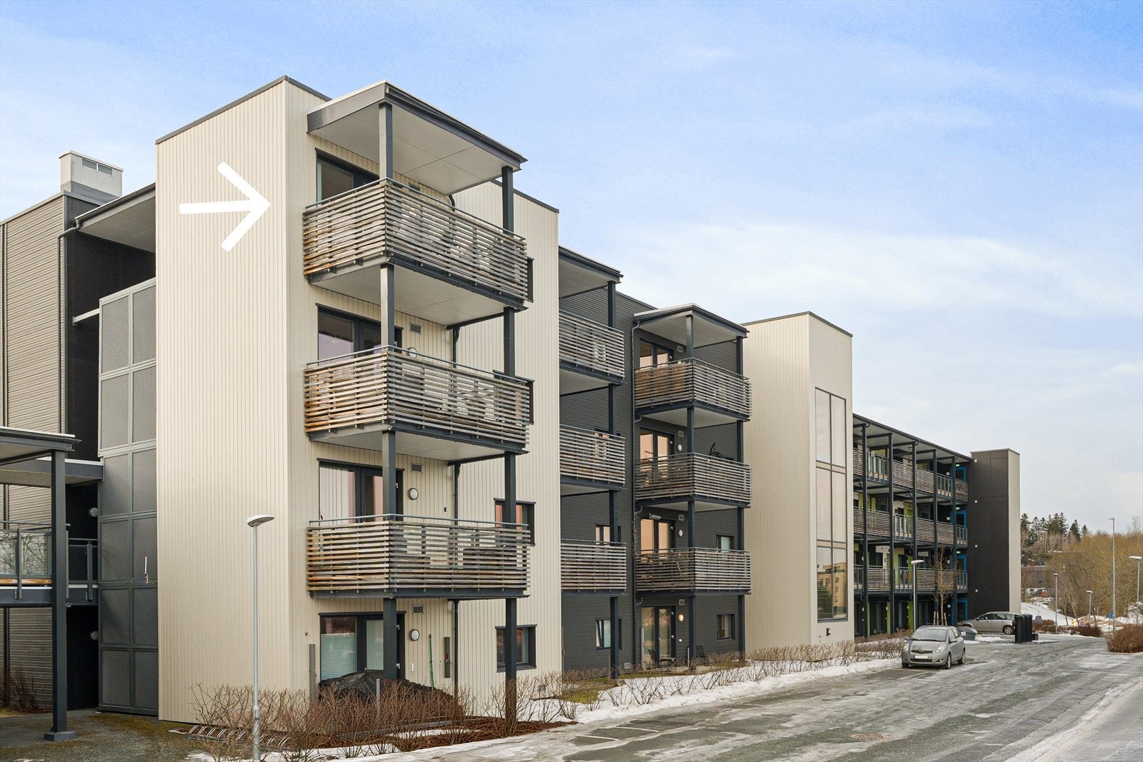 Leiligheten har en av de bedre beliggenhetene, og hvor boligbygget ligger øverst i feltet og innerst i en blindvei. Det er også gode kollektivtilbud som gjør det enkelt å komme seg direkte til bykjernen. Galleribilde