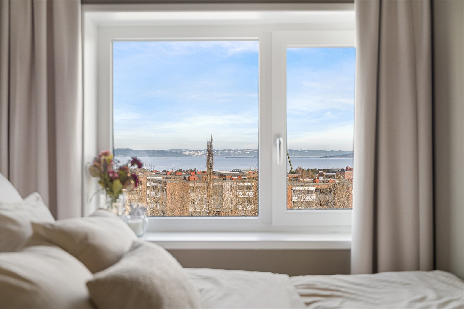 Rommet har plass til dobbeltseng, nattbord og garderobeløsninger, hvor store vindusflater slipper inn rikelig med naturlig dagslys. I dag er rommet innredet med blant annet garderobeskap som medfølger handelen til neste eier. Galleribilde