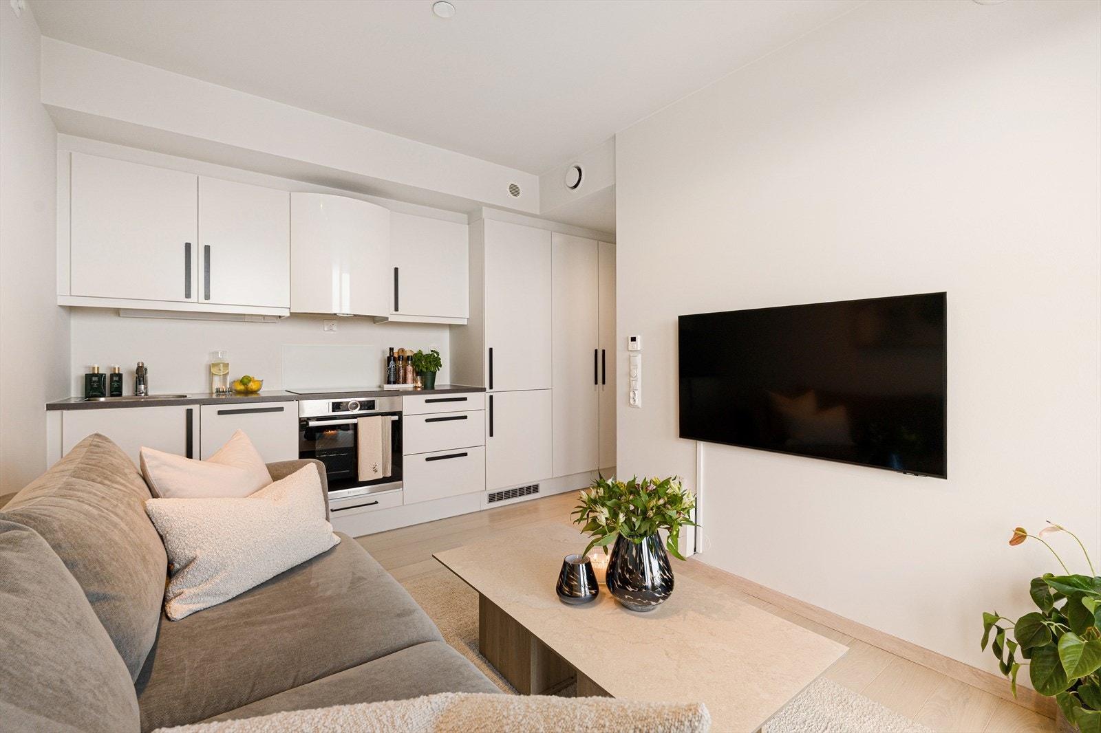 Boligen ble oppgradert med 1-stavs parkett i 2024, og stue, kjøkken og gang er malt i den lune og behagelige fargetonen Sommersne fra Jotun, som gir rommet et lyst, rolig og harmonisk preg. Galleribilde