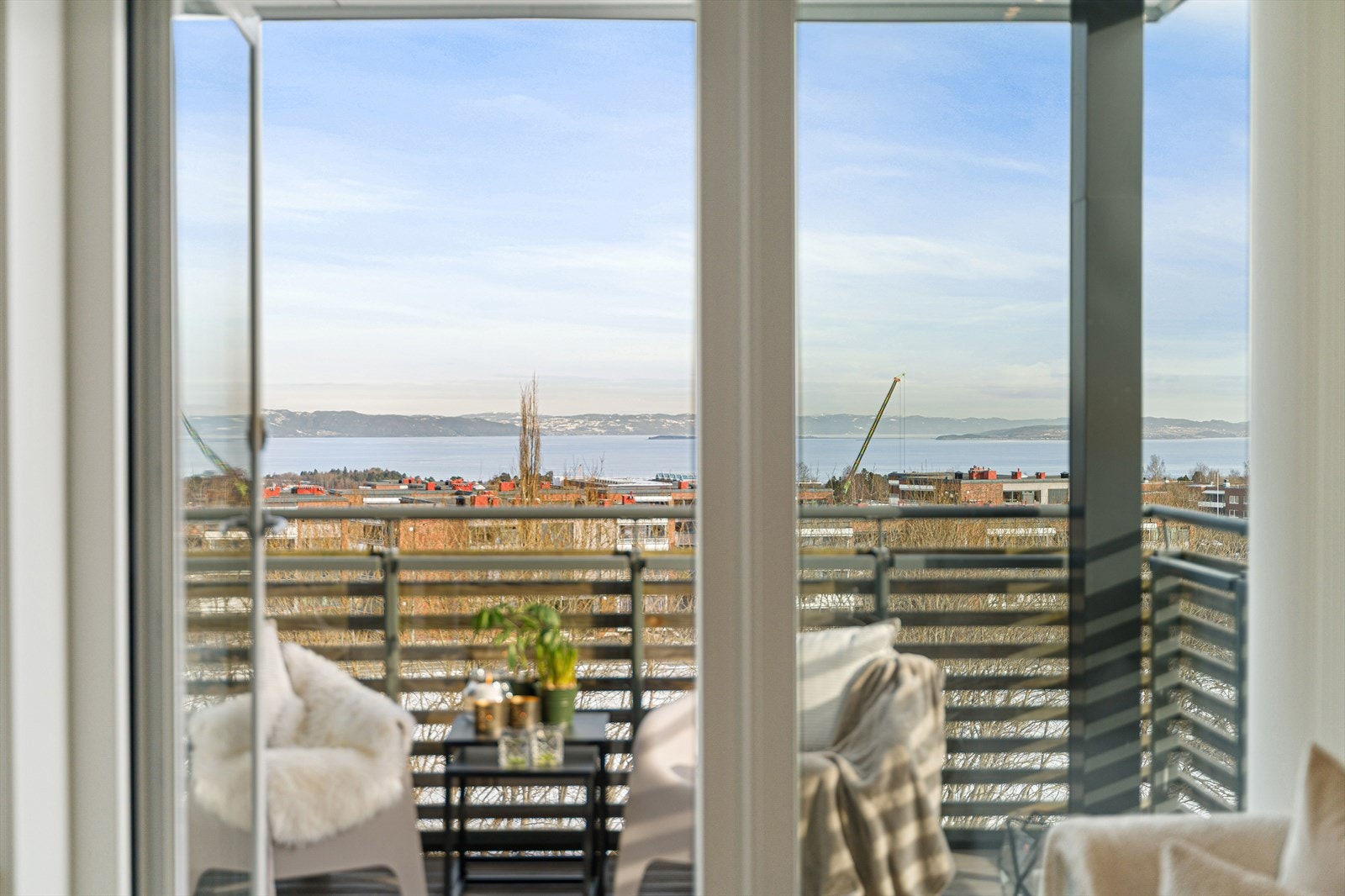 Fra stuen er det utgang til en utsiktsbalkong på hele 9 m² som enkelt fungerer som en forlengelse av oppholdsrommet på sommerhalvåret. Galleribilde