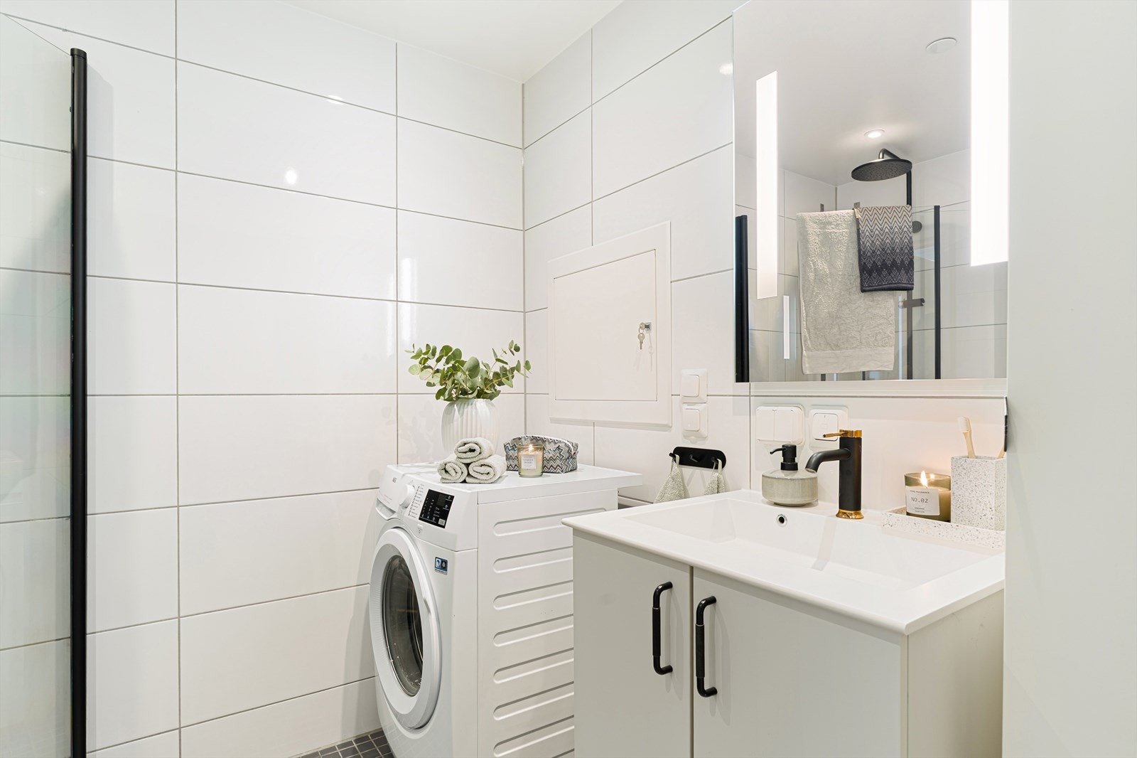 Hjemmet har fått energimerke B, og er merket med en lysegrønn farge. Dette indikerer at boligen har god energieffektivitet, noe som gir lavere energikostnader og et behagelig inneklima. Galleribilde