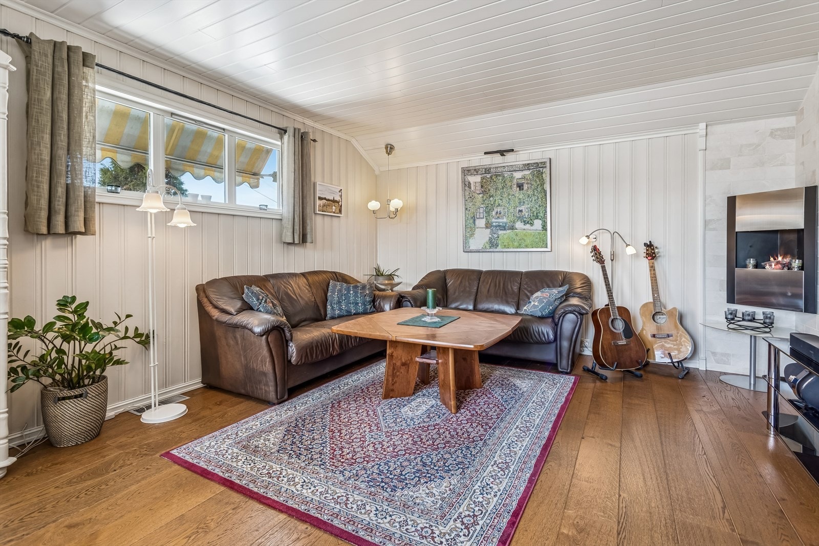 De ulike stuene i tilbygget fra 1986 gir god plass til flere sittegrupper. Galleribilde