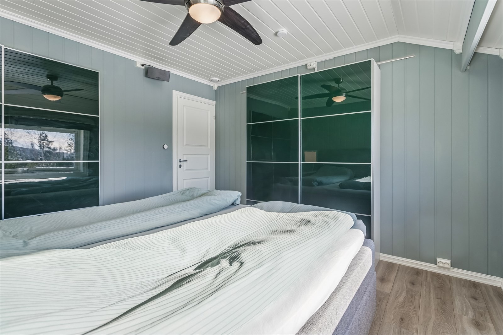 Hovedsoverommet har rikelig med oppbevaringsplass i garderobeskap med skyvedører. Galleribilde