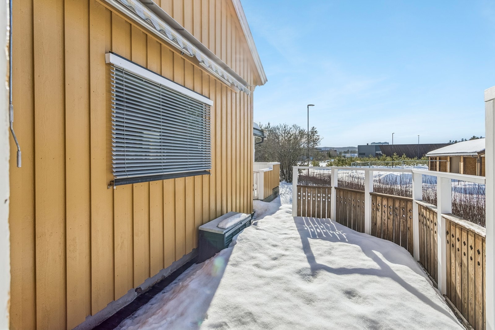 Fra stuen er det utgang til en åpen terrasse på 16 m² mot vest. Galleribilde