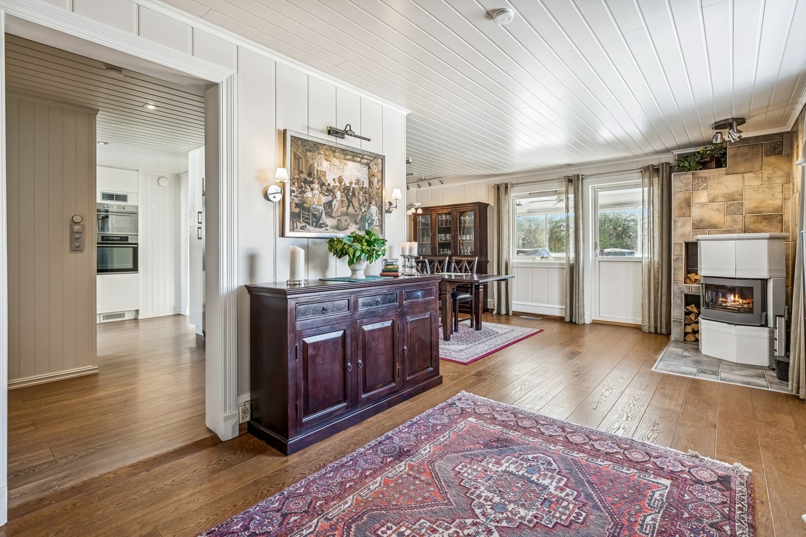 Boligen har flere stuer i første etasje, som gir fleksible soner for familien. Galleribilde