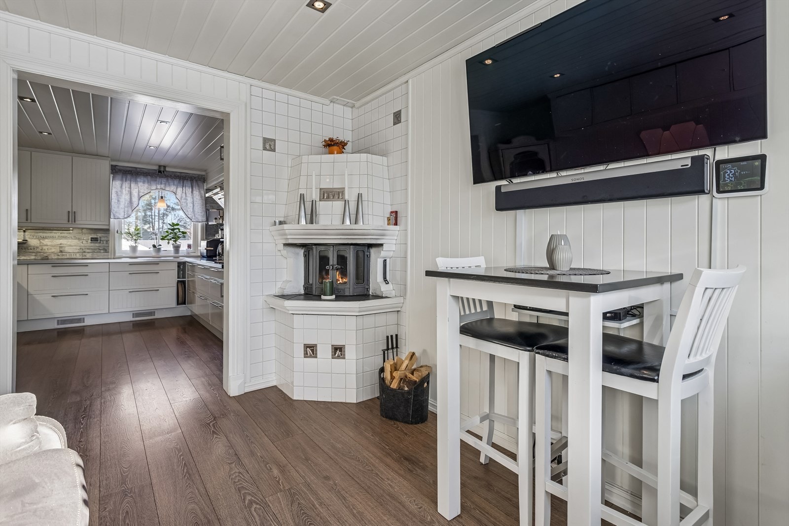 I stuen ved kjøkkenet er det en koselig hjørnepeis. Galleribilde