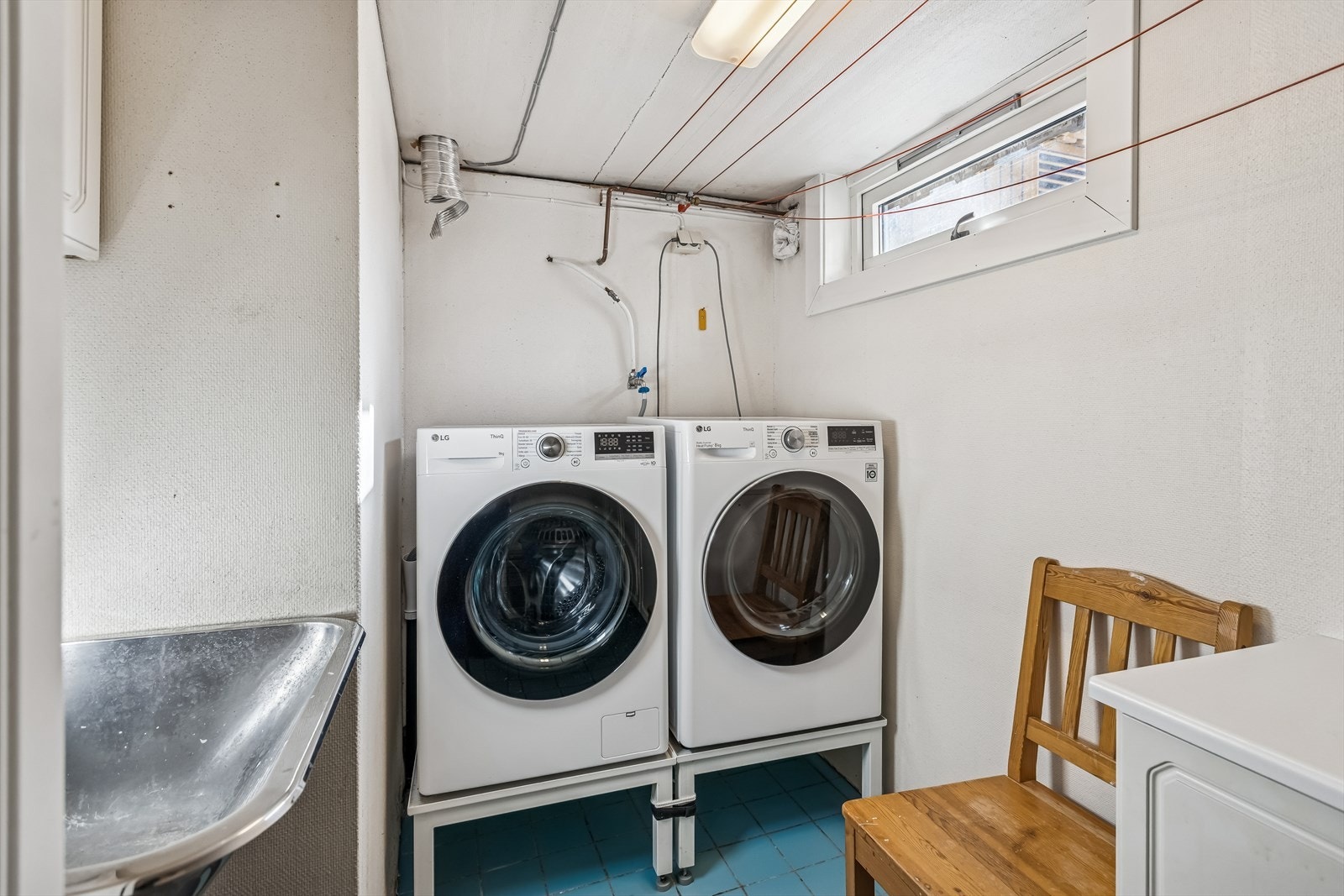 Funksjonelt vaskerom i kjelleren med opplegg for vaskemaskin og tørketrommel. Galleribilde