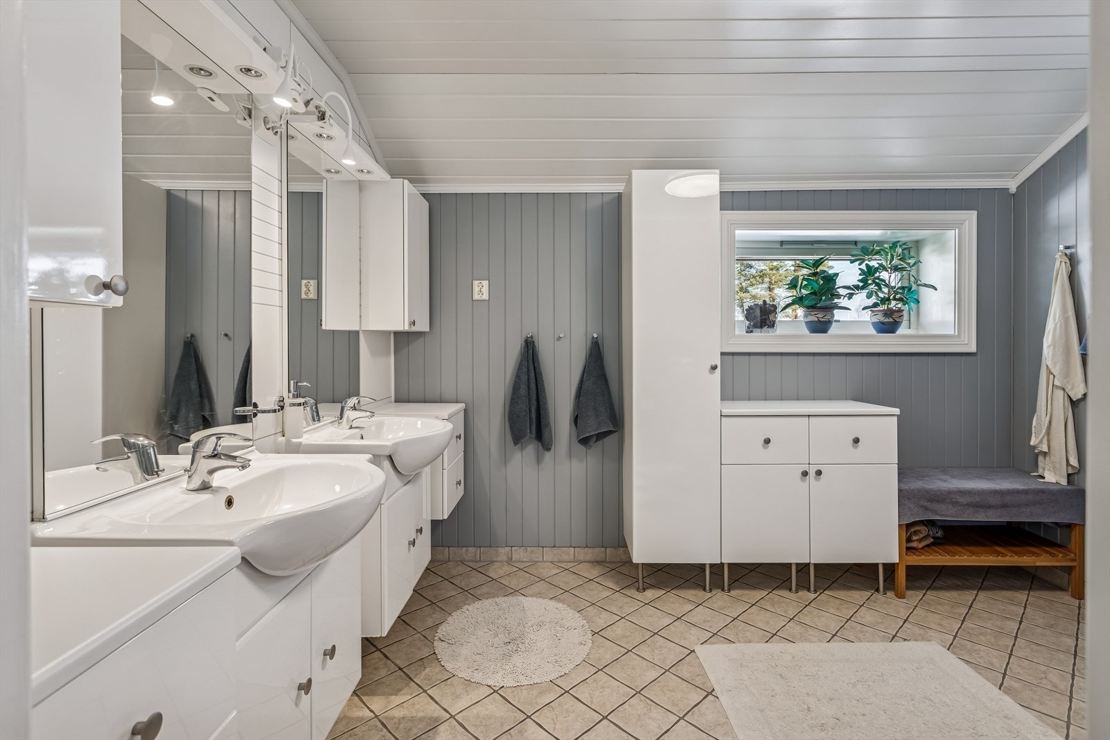 Badet i andre etasje ble oppgradert i 2010 og har to separate servanter i innredning. Galleribilde