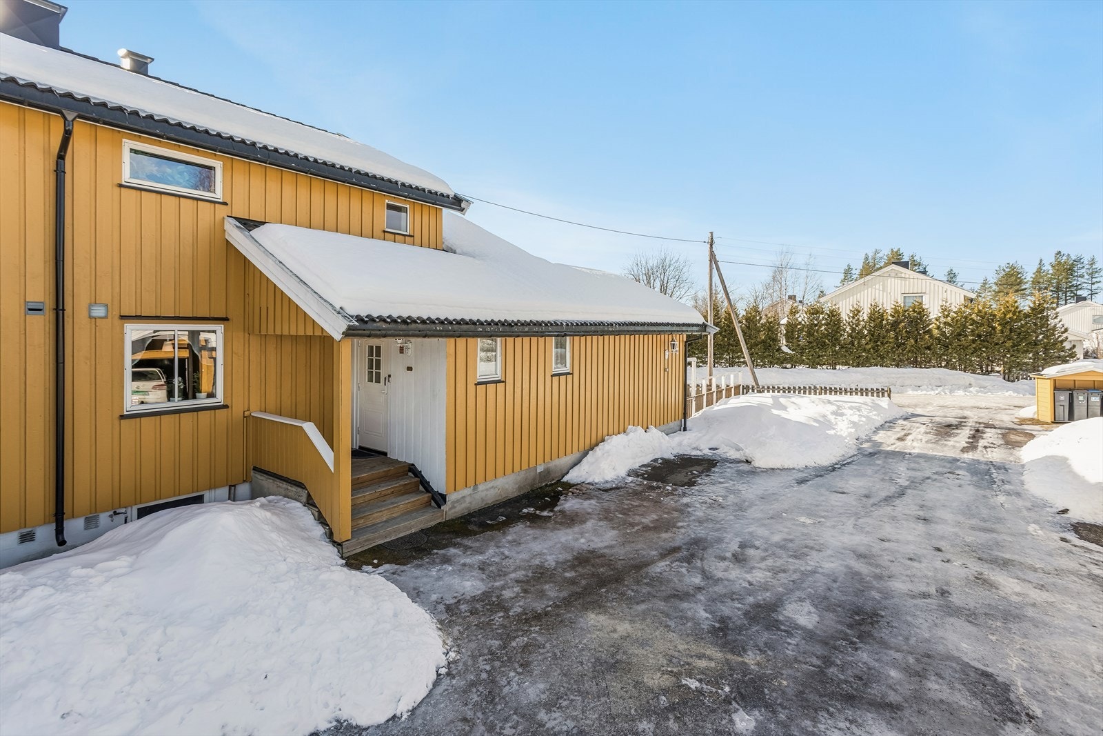 Overbygget inngangsparti med ytterdør fra 2008, utstyrt med praktisk kodelås. Galleribilde